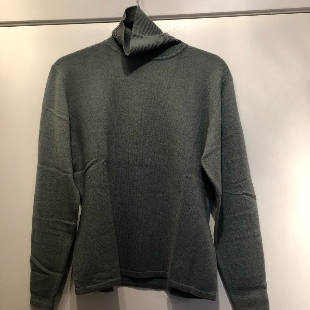 Creamy green color 100% cashmere turtleneck